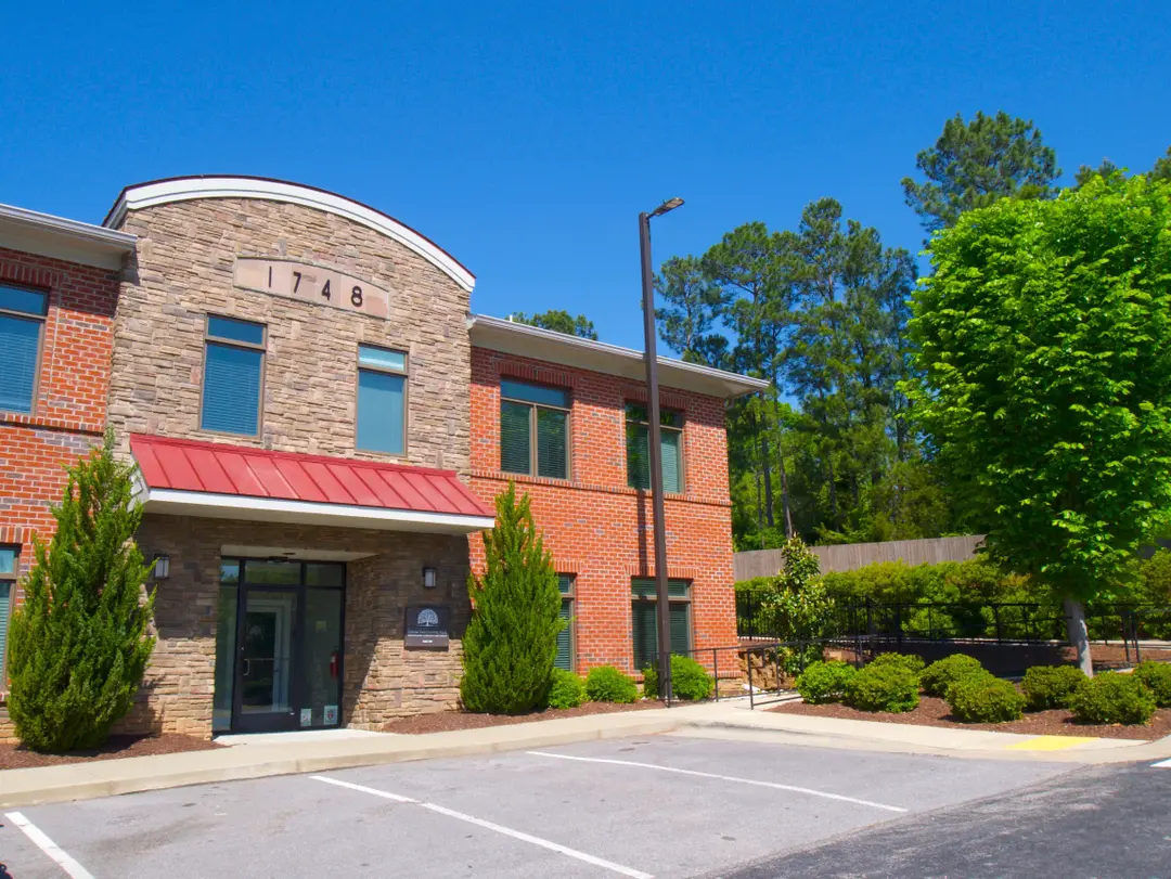 Picture of sunny Cedar Oaks mental health clinic building in Wake Forest offering therapists near me